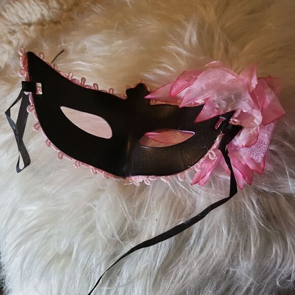 A pink mask brand new! - Picture 2 of 2